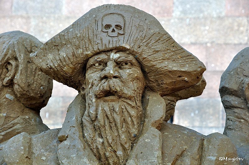 Пират с черепом на шляпе на Sand Festival в России